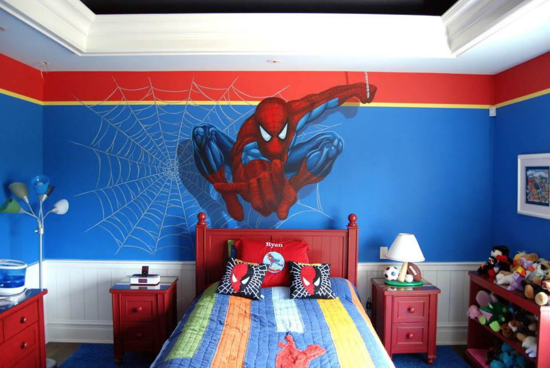 Gợi ý 20 ý tường vẽ tường phòng ngủ cute cho bé 35 Vẽ tranh tường phòng ngủ cho bé trai có nhân vật người nhện